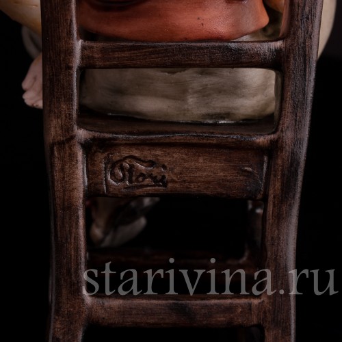 Фигурка из фарфора Мальчик с книжкой на стуле, Capodimonte, Италия, вт. пол. 20 в.