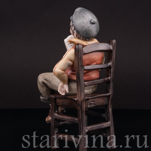 Фигурка из фарфора Мальчик с книжкой на стуле, Capodimonte, Италия, вт. пол. 20 в.