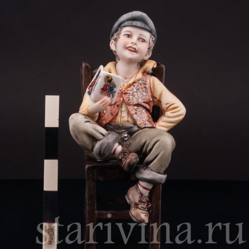 Фигурка из фарфора Мальчик с книжкой на стуле, Capodimonte, Италия, вт. пол. 20 в.