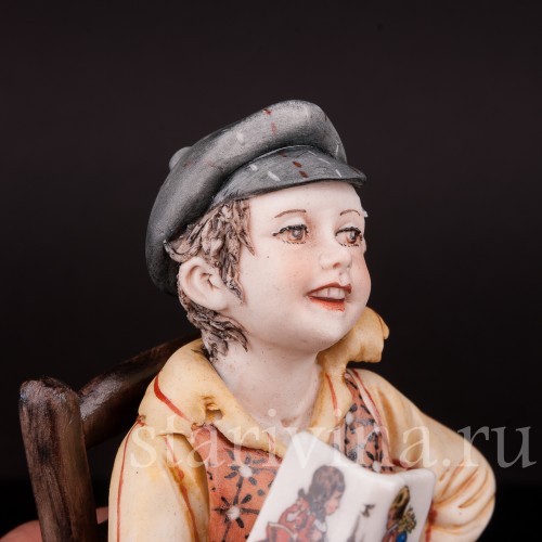 Фигурка из фарфора Мальчик с книжкой на стуле, Capodimonte, Италия, вт. пол. 20 в.