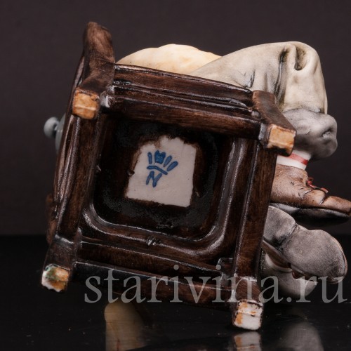 Фигурка из фарфора Мальчик с книжкой на стуле, Capodimonte, Италия, вт. пол. 20 в.