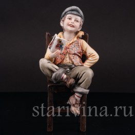 Фигурка из фарфора Мальчик с книжкой на стуле, Capodimonte, Италия, вт. пол. 20 в.