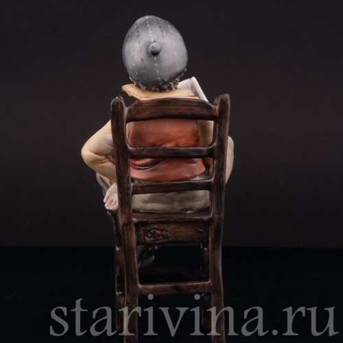 Фигурка из фарфора Мальчик с книжкой на стуле, Capodimonte, Италия, вт. пол. 20 в.