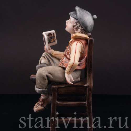 Фигурка из фарфора Мальчик с книжкой на стуле, Capodimonte, Италия, вт. пол. 20 в.