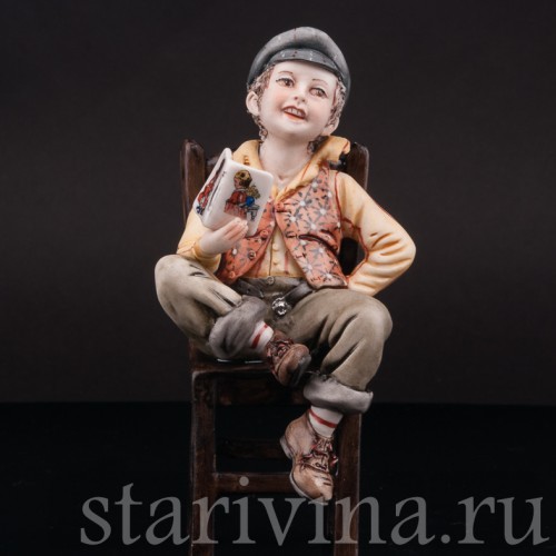 Фигурка из фарфора Мальчик с книжкой на стуле, Capodimonte, Италия, вт. пол. 20 в.