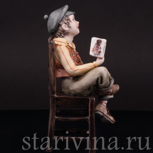 Фигурка из фарфора Мальчик с книжкой на стуле, Capodimonte, Италия, вт. пол. 20 в.