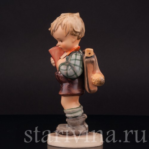Фигурка мальчика из фарфора Ученик с завтраком, Goebel, Германия, 1960-63 гг.