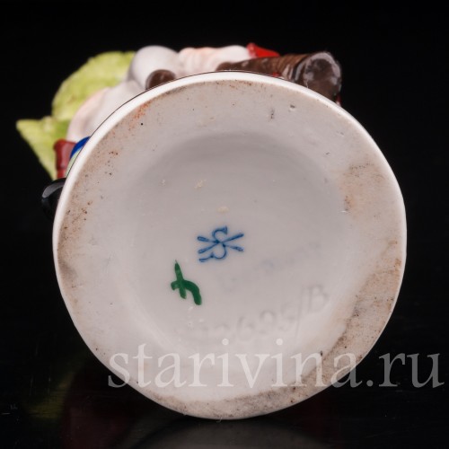 Фигурка из фарфора Музыкант-горбун с волынкой, Scheibe-Alsbach, Германия, нач. 20 в.