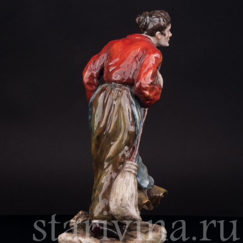 Фарфоровая статуэтка Женщина с метлой, Volkstedt, Германия, нач. 20 в.
