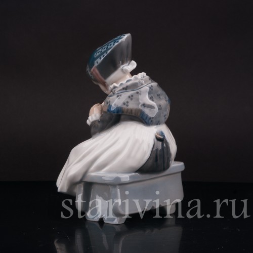 Статуэтка из фарфора Вяжущая девочка из Амагера, Royal Copenhagen, Дания, 1964 г.