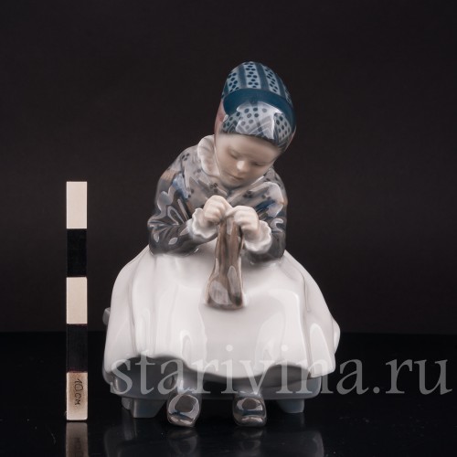 Статуэтка из фарфора Вяжущая девочка из Амагера, Royal Copenhagen, Дания, 1964 г.