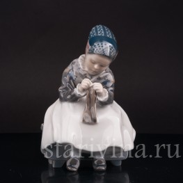 Статуэтка из фарфора Вяжущая девочка из Амагера, Royal Copenhagen, Дания, 1964 г.