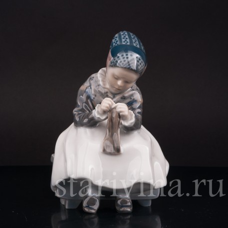 Статуэтка из фарфора Вяжущая девочка из Амагера, Royal Copenhagen, Дания, 1964 г.