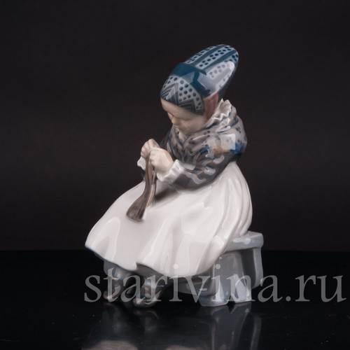 Статуэтка из фарфора Вяжущая девочка из Амагера, Royal Copenhagen, Дания, 1964 г.