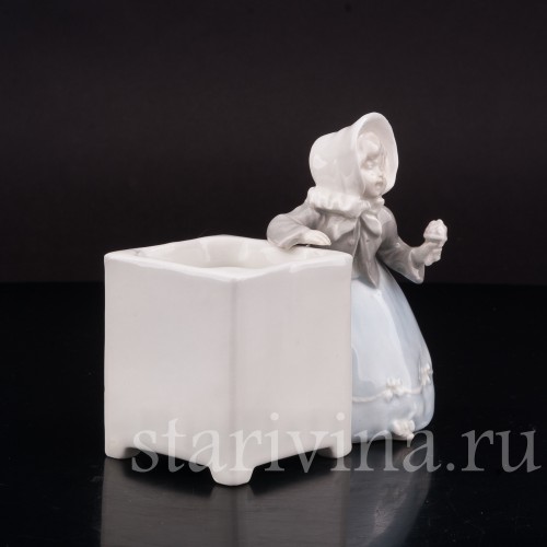 Фигурка из фарфора Девочка с букетиком цветов, вазочка, Heubach, Германия, нач. 20 в.