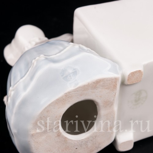Фигурка из фарфора Девочка с букетиком цветов, вазочка, Heubach, Германия, нач. 20 в.