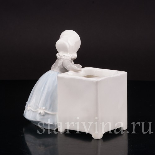 Фигурка из фарфора Девочка с букетиком цветов, вазочка, Heubach, Германия, нач. 20 в.