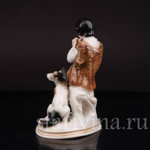 Фигурка мальчика из фарфора Пастушок с собакой, играющий на рожке, Karl Ens, Германия, 1920-30 гг.