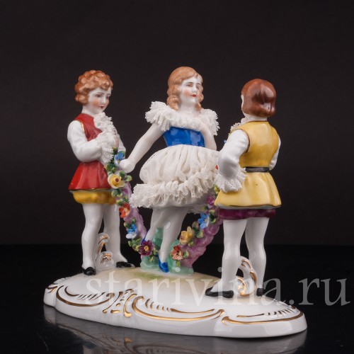Фарфоровая фигурка Дети с гирляндой цветов, кружевная, Muller & Co, Германия, пер. пол. 20 в.