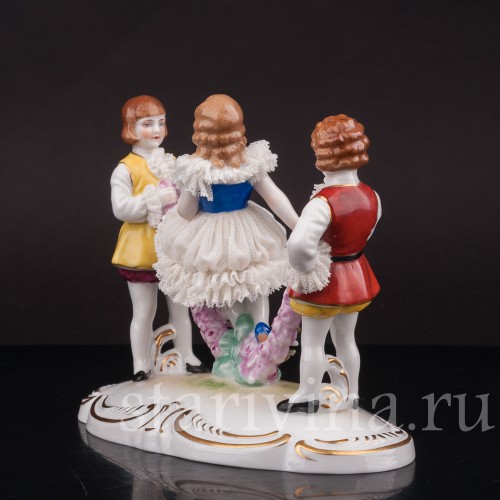 Фарфоровая фигурка Дети с гирляндой цветов, кружевная, Muller & Co, Германия, пер. пол. 20 в.