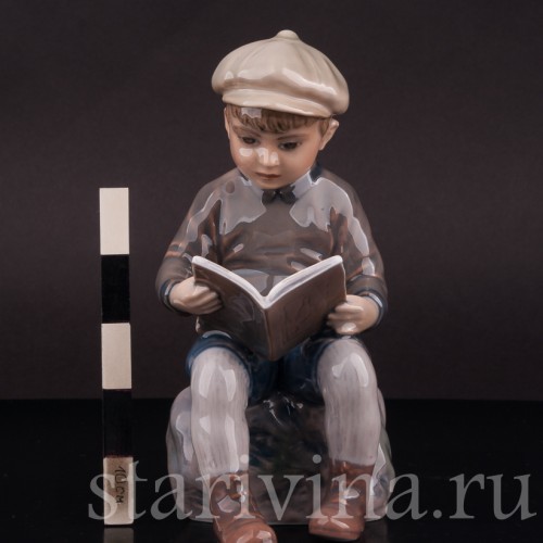 Статуэтка из фарфора Мальчик, читающий книжку, Dahl Jensen, Дания, 1920-80 гг.