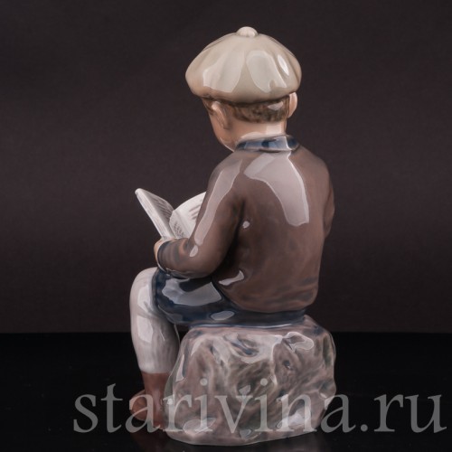 Статуэтка из фарфора Мальчик, читающий книжку, Dahl Jensen, Дания, 1920-80 гг.