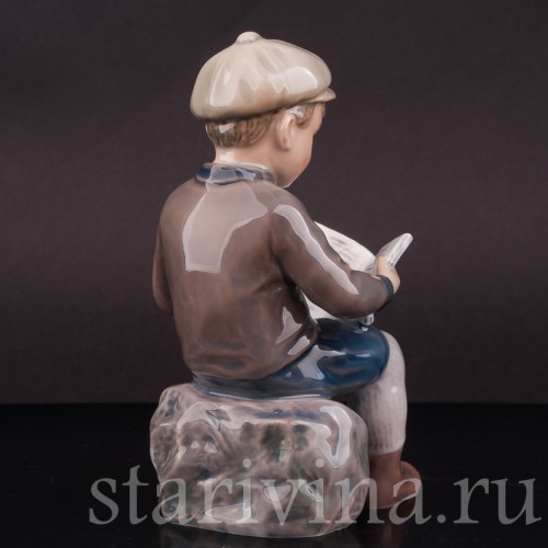 Статуэтка из фарфора Мальчик, читающий книжку, Dahl Jensen, Дания, 1920-80 гг.