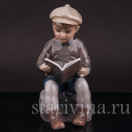 Статуэтка из фарфора Мальчик, читающий книжку, Dahl Jensen, Дания, 1920-80 гг.
