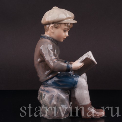 Статуэтка из фарфора Мальчик, читающий книжку, Dahl Jensen, Дания, 1920-80 гг.