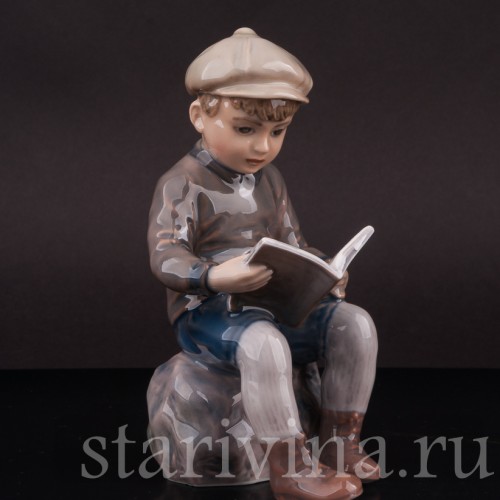 Статуэтка из фарфора Мальчик, читающий книжку, Dahl Jensen, Дания, 1920-80 гг.