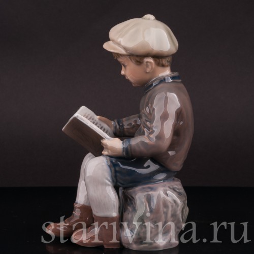 Статуэтка из фарфора Мальчик, читающий книжку, Dahl Jensen, Дания, 1920-80 гг.
