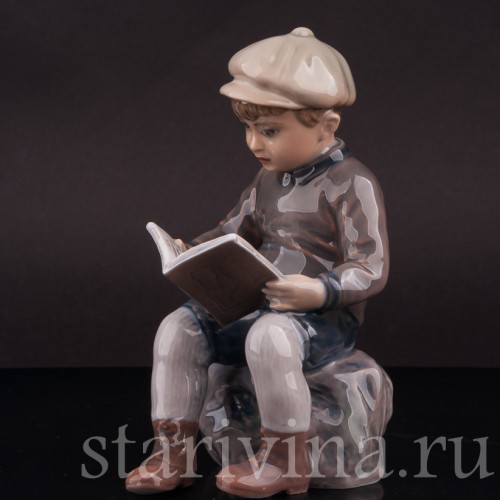 Статуэтка из фарфора Мальчик, читающий книжку, Dahl Jensen, Дания, 1920-80 гг.