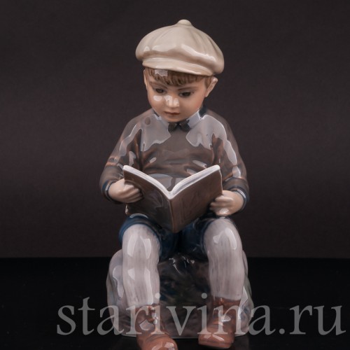 Статуэтка из фарфора Мальчик, читающий книжку, Dahl Jensen, Дания, 1920-80 гг.