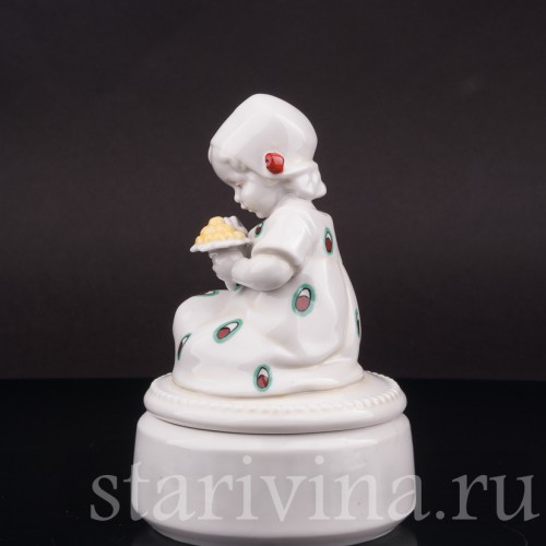 Шкатулка из фарфора Девочка с букетом, Hertwig & Co, Германия, 1920-30 гг.