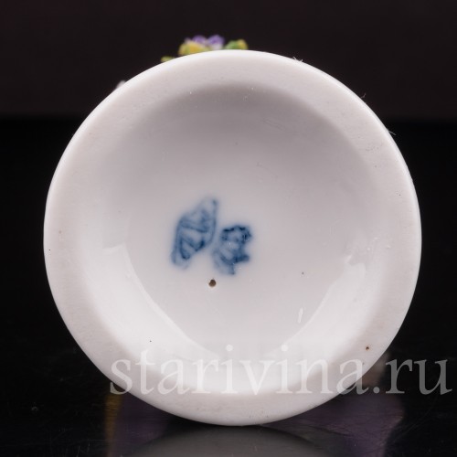 Фигурка из фарфора Кавлер с букетом, кружевная миниатюра, Muller & Co, Германия, перв. пол. 20 в.