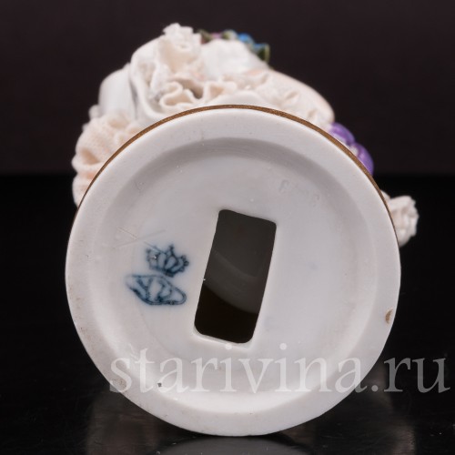 Фарфоровая статуэтка Ветер-проказник, девушка с букетом, кружевная, Muller & Co, Германия, перв. пол. 20 в.