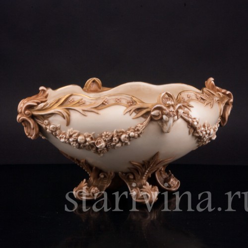 Фарфоровая Ваза с головами баранов и цветочными гирляндами, Royal Worcester, Великобритания, 1889 г.
