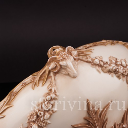 Фарфоровая Ваза с головами баранов и цветочными гирляндами, Royal Worcester, Великобритания, 1889 г.