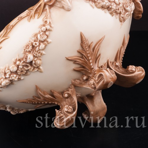 Фарфоровая Ваза с головами баранов и цветочными гирляндами, Royal Worcester, Великобритания, 1889 г.