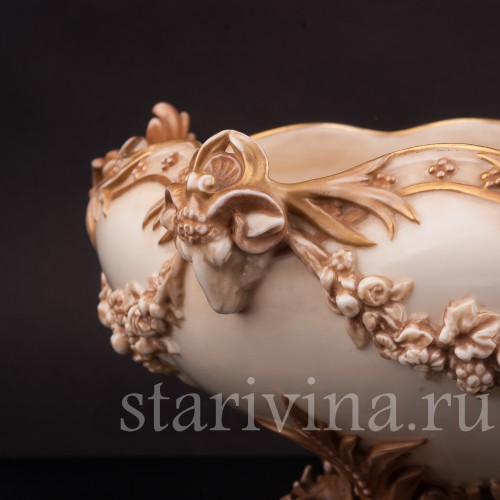 Фарфоровая Ваза с головами баранов и цветочными гирляндами, Royal Worcester, Великобритания, 1889 г.