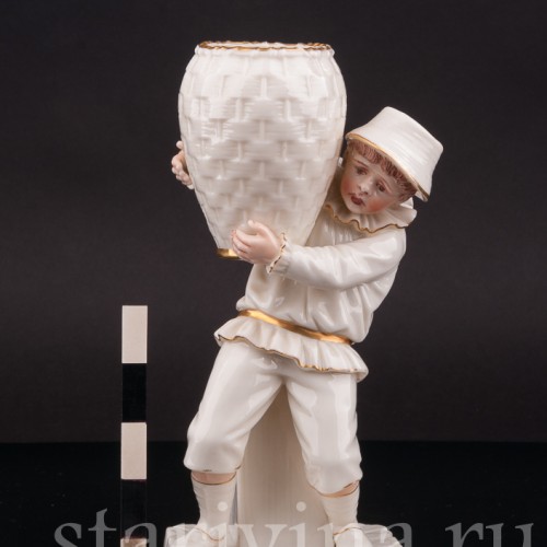 Фарфоровая статуэтка Мальчик в шляпе с корзиной, Royal Worcester, Великобритания, 1881 г.