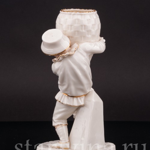 Фарфоровая статуэтка Мальчик в шляпе с корзиной, Royal Worcester, Великобритания, 1881 г.
