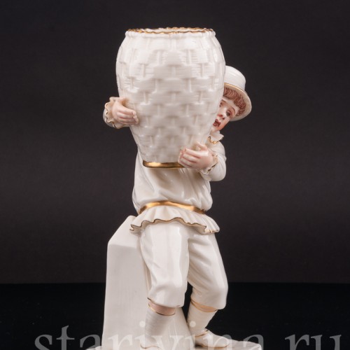 Фарфоровая статуэтка Мальчик в шляпе с корзиной, Royal Worcester, Великобритания, 1881 г.
