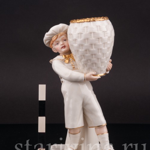 Статуэтка из фарфора Мальчик в берете с корзиной, Royal Worcester, Великобритания, 1881 г.