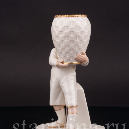Статуэтка из фарфора Мальчик в берете с корзиной, Royal Worcester, Великобритания, 1881 г.