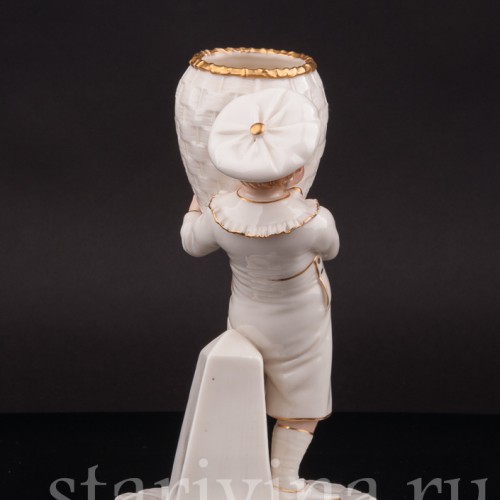 Статуэтка из фарфора Мальчик в берете с корзиной, Royal Worcester, Великобритания, 1881 г.