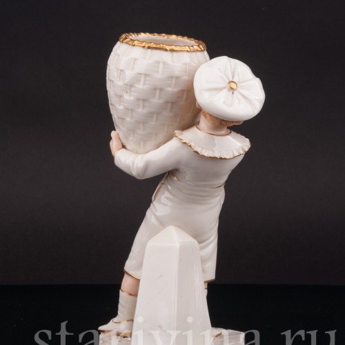 Статуэтка из фарфора Мальчик в берете с корзиной, Royal Worcester, Великобритания, 1881 г.
