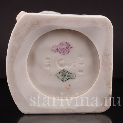 Статуэтка из фарфора Мальчик в берете с корзиной, Royal Worcester, Великобритания, 1881 г.