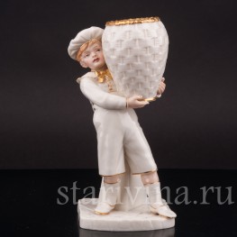 Статуэтка из фарфора Мальчик в берете с корзиной, Royal Worcester, Великобритания, 1881 г.