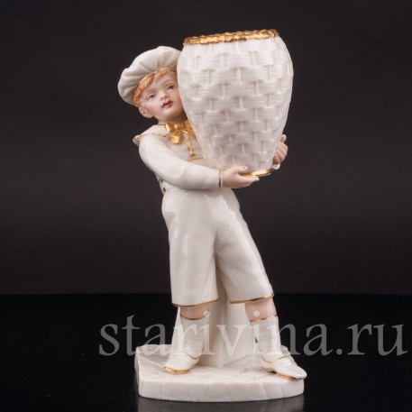 Статуэтка из фарфора Мальчик в берете с корзиной, Royal Worcester, Великобритания, 1881 г.